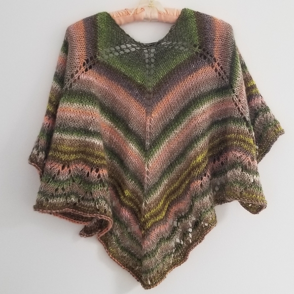 Hand knitted triangular wool blend shawl. - Picture 6 of 6